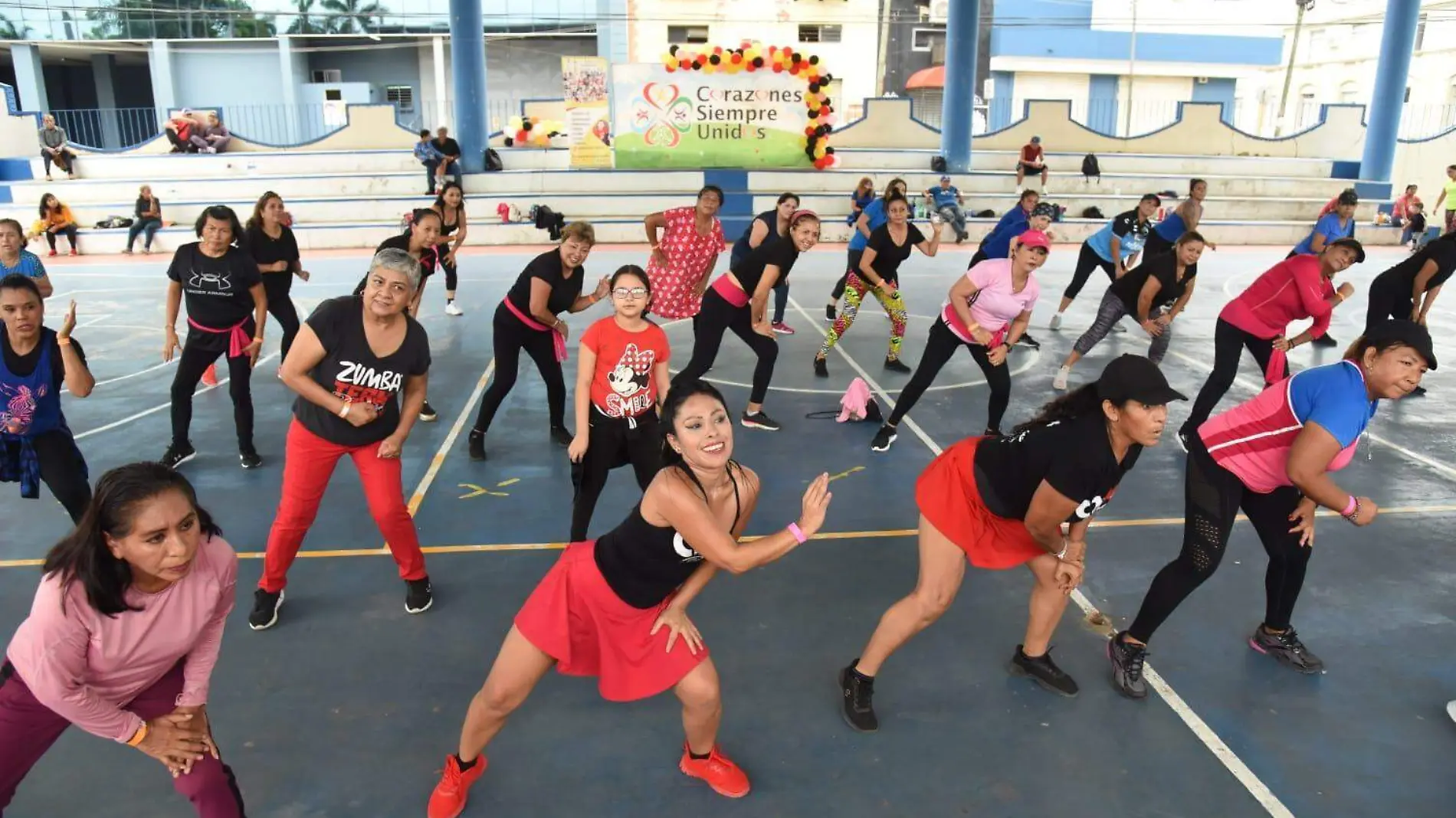 Participan en zumba a beneficio de niños con cáncer 